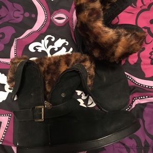 LIGHTLY WORN G by Guess Short Fuzzy Boots
